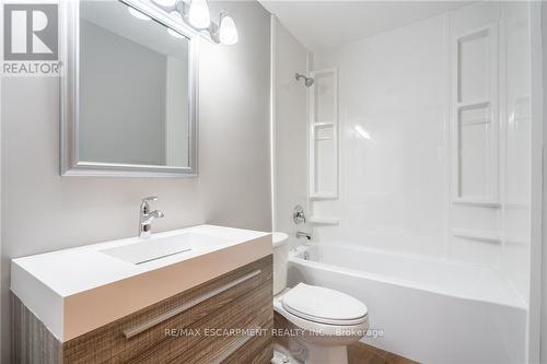 109 Byron Avenue, Hamilton, ON - Indoor Photo Showing Bathroom