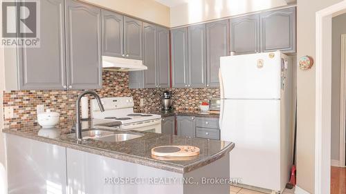 7430 Village Walk, Mississauga, ON - Indoor Photo Showing Kitchen With Double Sink