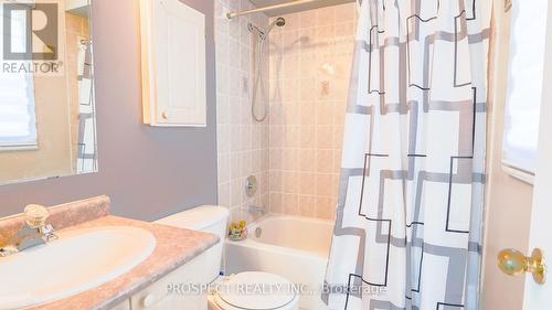 7430 Village Walk, Mississauga, ON - Indoor Photo Showing Bathroom