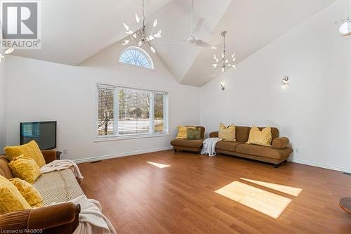 35 Sauble Woods Crescent, Sauble Beach, ON - Indoor Photo Showing Living Room
