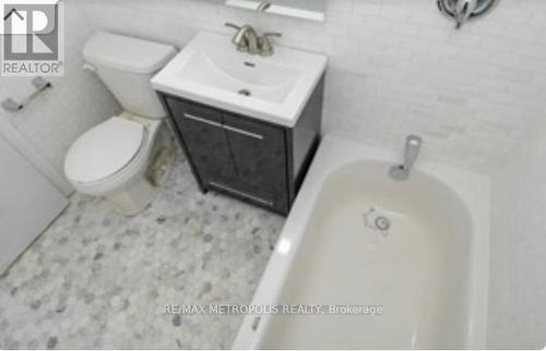 15 Fernwood Gdns, Toronto, ON - Indoor Photo Showing Bathroom