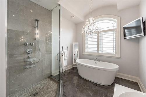 1083 Beach Boulevard, Hamilton, ON - Indoor Photo Showing Bathroom