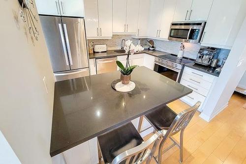 551 Maple Avenue|Unit #607, Burlington, ON - Indoor Photo Showing Kitchen With Upgraded Kitchen