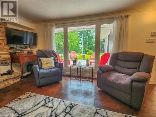 615 Mallory Beach Road, South Bruce Peninsula, ON - Indoor Photo Showing Living Room