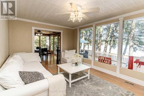 6 Darling Drive, Muskoka Lakes, ON - Indoor Photo Showing Living Room