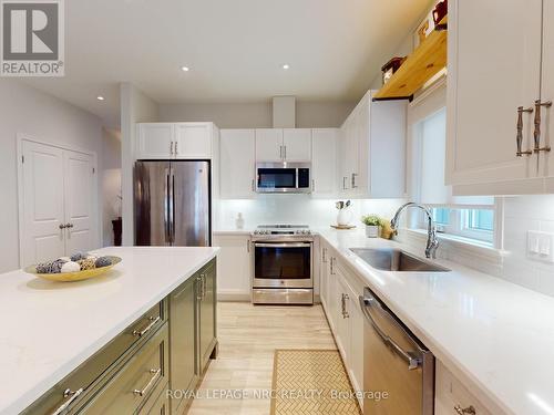 11 Harvest Dr, Niagara-On-The-Lake, ON - Indoor Photo Showing Kitchen With Upgraded Kitchen