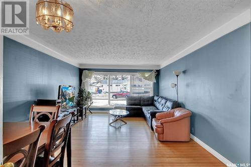98 Millar Crescent, Regina, SK - Indoor Photo Showing Living Room