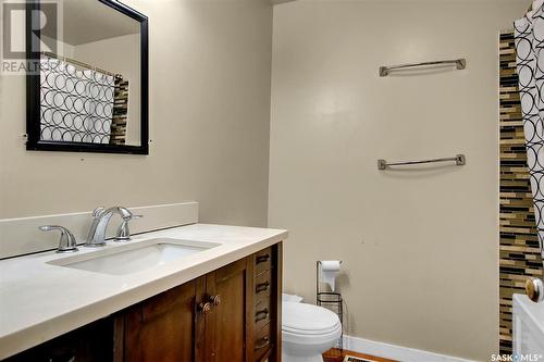 98 Millar Crescent, Regina, SK - Indoor Photo Showing Kitchen With Double Sink With Upgraded Kitchen