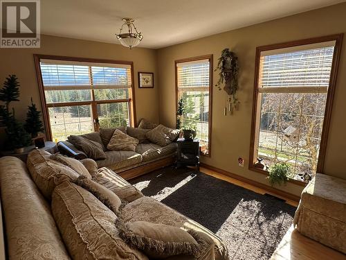 53 Cawley Road, Enderby, BC - Indoor Photo Showing Living Room