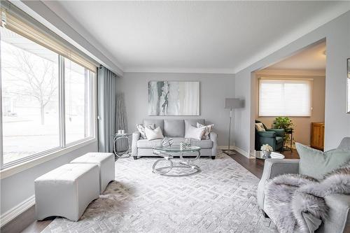 14 Berkhout Terrace, Fonthill, ON - Indoor Photo Showing Living Room