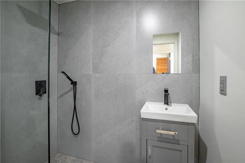 352 Main Street W, Grimsby, ON - Indoor Photo Showing Bathroom