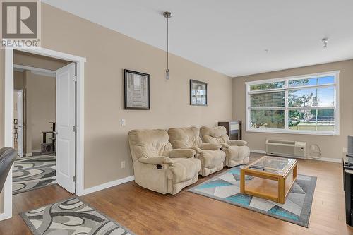 1350 Ridgeway Drive Unit# 109, Kelowna, BC - Indoor Photo Showing Living Room