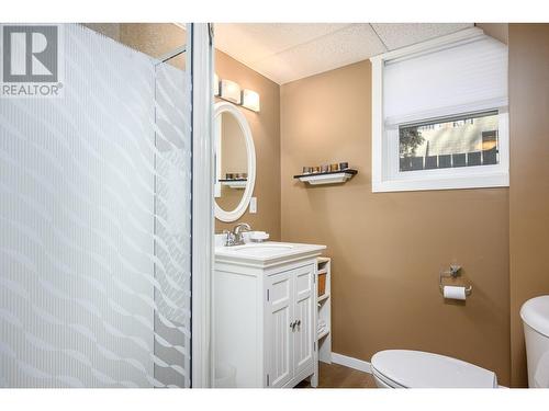 2506 26 Street, Vernon, BC - Indoor Photo Showing Bathroom
