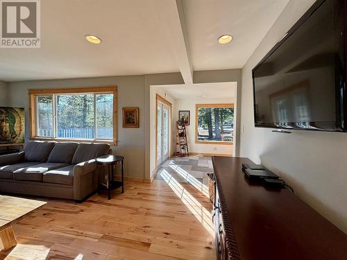 866 Mobley Road, Tappen, BC - Indoor Photo Showing Living Room