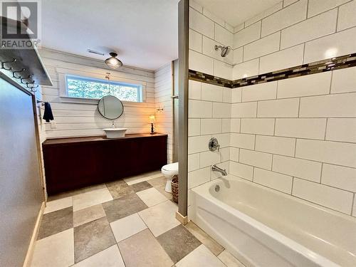 866 Mobley Road, Tappen, BC - Indoor Photo Showing Bathroom