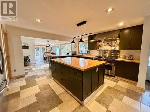 866 Mobley Road, Tappen, BC - Indoor Photo Showing Kitchen