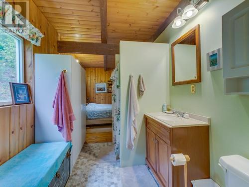 2373 Mabel Lake Road, Enderby, BC - Indoor Photo Showing Bathroom