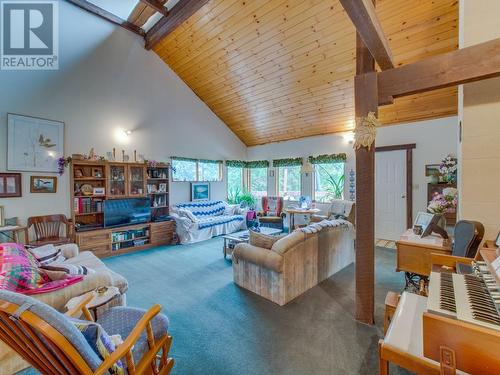 2373 Mabel Lake Road, Enderby, BC - Indoor Photo Showing Living Room