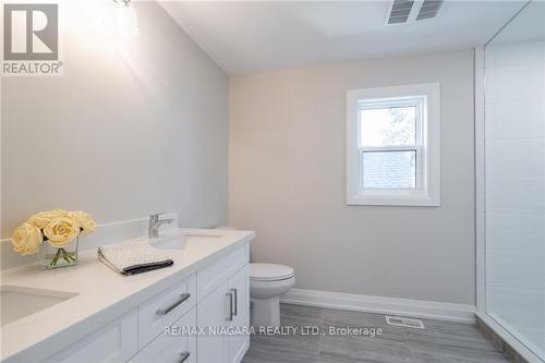 19 Cambridge Road E, Fort Erie, ON - Indoor Photo Showing Bathroom