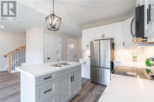 19 Cambridge Road E, Fort Erie, ON - Indoor Photo Showing Kitchen With Double Sink With Upgraded Kitchen