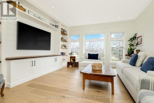 11055 Cedar Tr, Milton, ON - Indoor Photo Showing Living Room