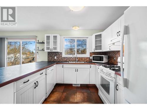 1731 Okanagan Avenue Ne, Salmon Arm, BC - Indoor Photo Showing Kitchen With Double Sink