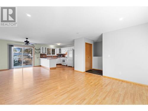 1731 Okanagan Avenue Ne, Salmon Arm, BC - Indoor Photo Showing Living Room