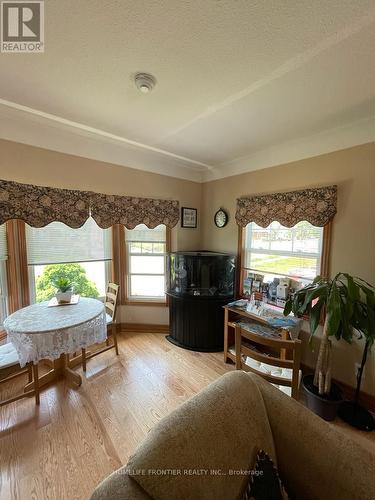 6257 Dunn Street, Niagara Falls, ON - Indoor Photo Showing Living Room