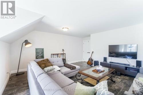 252 Courtland Street, Blue Mountains, ON - Indoor Photo Showing Living Room