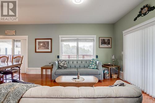 8175 Woodland Avenue, Port Hope, ON - Indoor Photo Showing Living Room