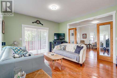 8175 Woodland Avenue, Port Hope, ON - Indoor Photo Showing Living Room