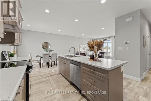 14 Vida St, Chatham-Kent, ON - Indoor Photo Showing Kitchen With Double Sink