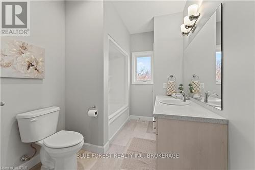 14 Vida St, Chatham-Kent, ON - Indoor Photo Showing Bathroom
