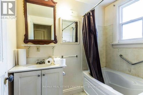 154 Beverly St, Cambridge, ON - Indoor Photo Showing Bathroom