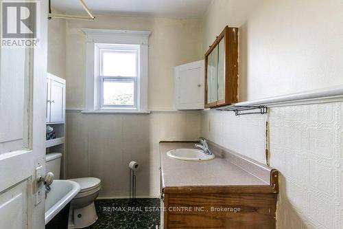 154 Beverly St, Cambridge, ON - Indoor Photo Showing Bathroom