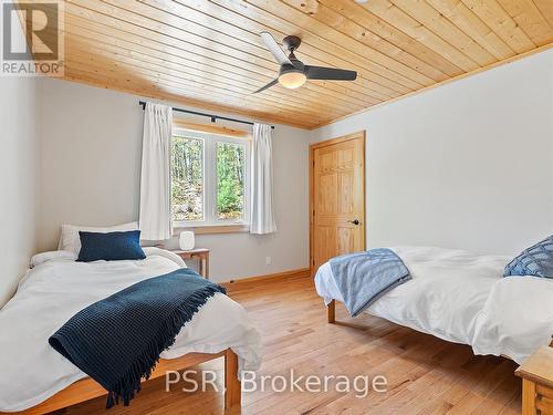 1397 Port Cunnington Rd, Lake Of Bays, ON - Indoor Photo Showing Bedroom