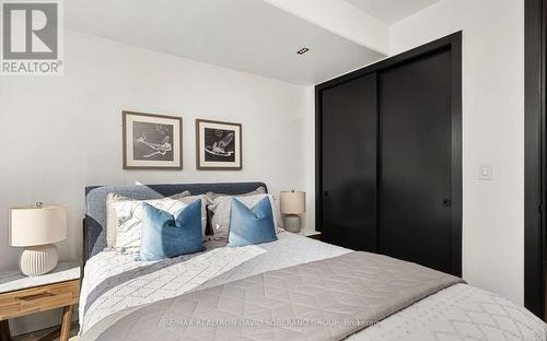 102 Ulster Street, Toronto (University), ON - Indoor Photo Showing Bedroom