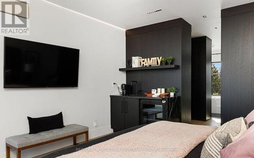 102 Ulster Street, Toronto (University), ON - Indoor Photo Showing Bedroom