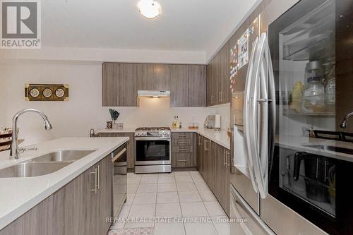 206 Doug Finney St, Oshawa, ON - Indoor Photo Showing Kitchen With Double Sink With Upgraded Kitchen