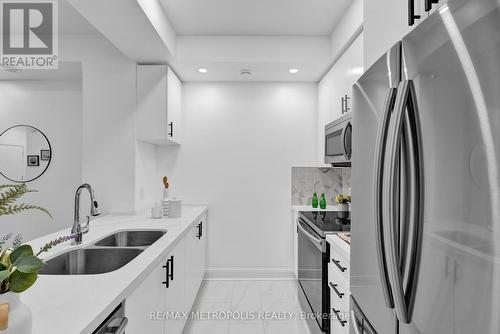 Th55 - 295 Village Green Square, Toronto, ON - Indoor Photo Showing Kitchen With Stainless Steel Kitchen With Double Sink With Upgraded Kitchen