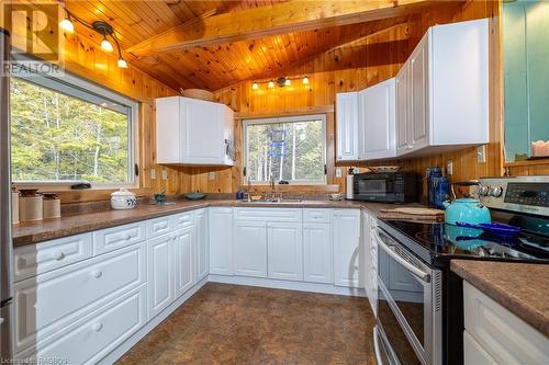 114 Borden Drive, Tobermory, ON - Indoor Photo Showing Kitchen