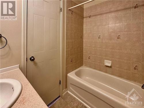 114 Chapman Mills Drive, Nepean, ON - Indoor Photo Showing Bathroom