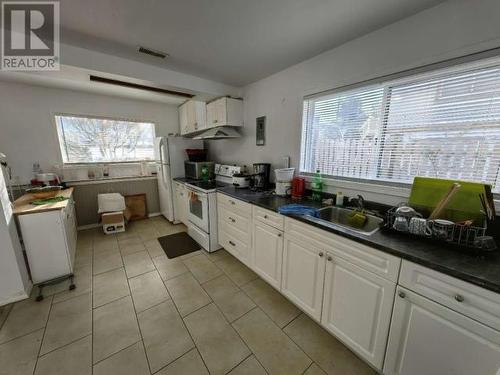 4279 Joyce Ave, Powell River, BC - Indoor Photo Showing Kitchen