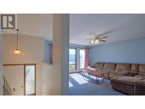 1584 Highway 33 E, Kelowna, BC - Indoor Photo Showing Living Room