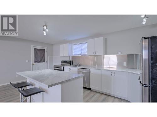 1584 Highway 33 E, Kelowna, BC - Indoor Photo Showing Kitchen