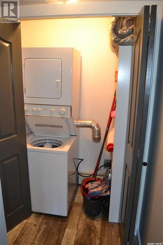 2 122 1St Avenue E, Kindersley, SK - Indoor Photo Showing Laundry Room
