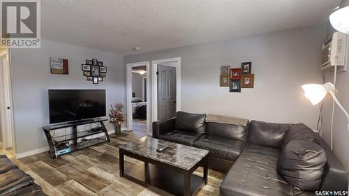 2 122 1St Avenue E, Kindersley, SK - Indoor Photo Showing Living Room