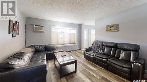 2 122 1St Avenue E, Kindersley, SK - Indoor Photo Showing Living Room