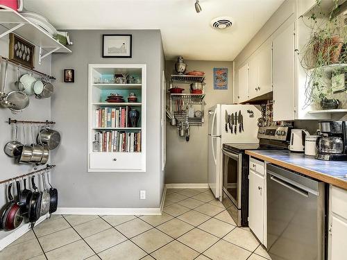 858 Coronation Avenue, Kelowna, BC - Indoor Photo Showing Kitchen With Double Sink