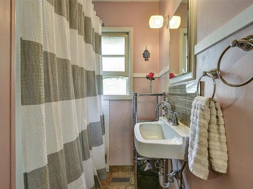 858 Coronation Avenue, Kelowna, BC - Indoor Photo Showing Laundry Room